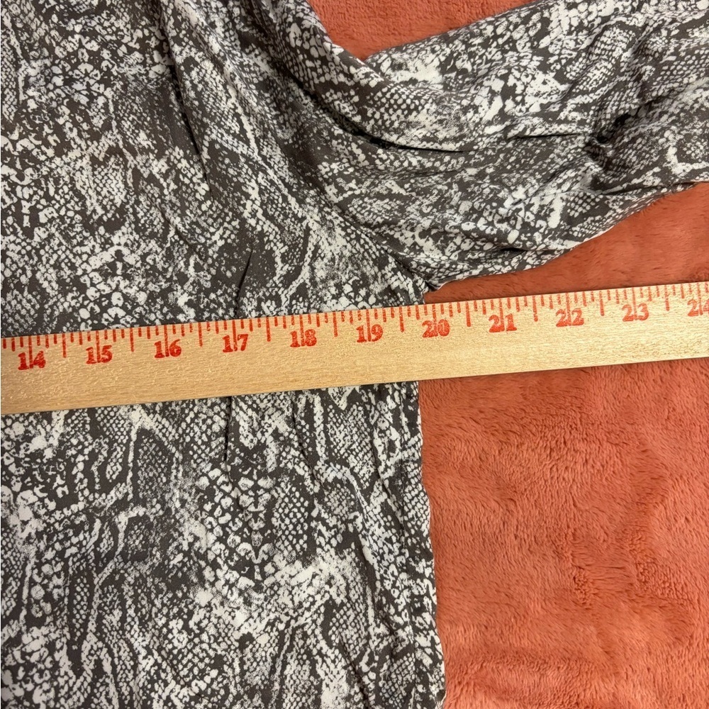 Chico’s Snakeskin Print Button Front Blouse Size 1 (US 8/10) Modal - Picture 4 of 8